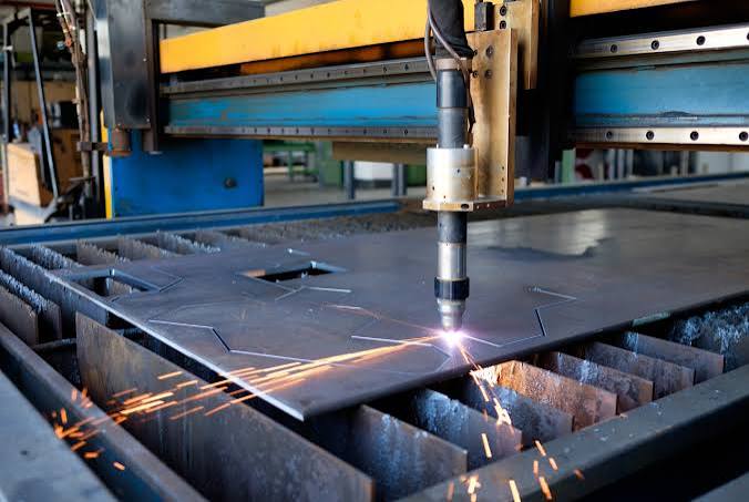 Laser and plasma cutting machine